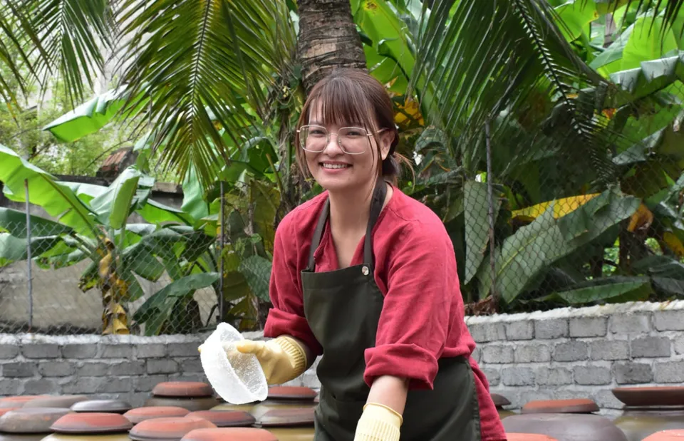 Chị Tố Nữ bên những chum chanh
